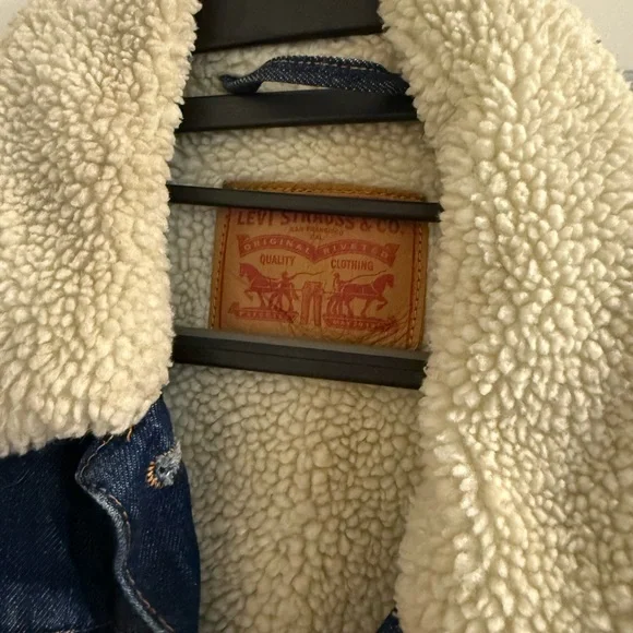 Levi's Dark Blue Denim Jacket with Cream Sherpa - Picture 5 of 7